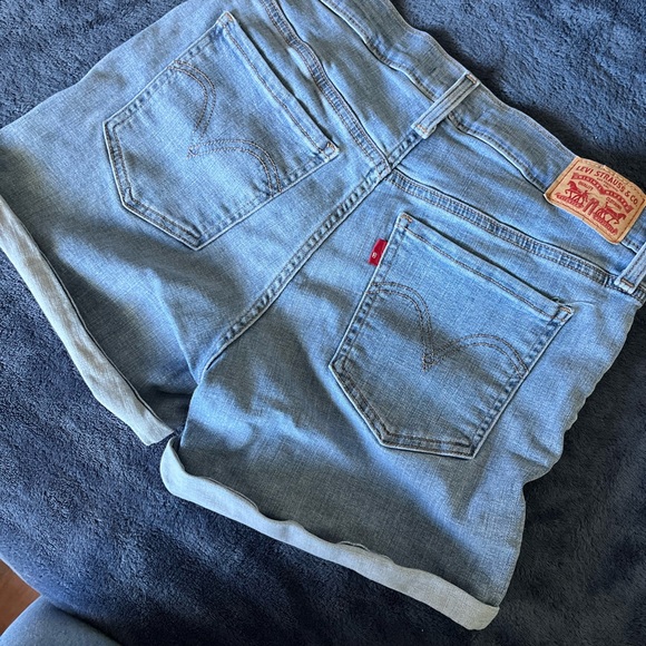 Levi's Classic Blue Denim Shorts - Picture 3 of 3